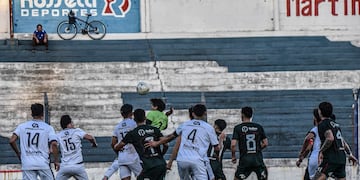 Cabezazo del ex Belgrano Germán Montoya, que terminó en asistencia de gol para Argentino Peñarol ante Juniors (Evelyn Mingorance / Prensa Argentino Peñarol).