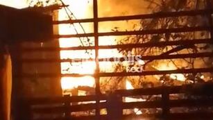 Incendio destruyó una vivienda en Eldorado y dejó a un adulto mayor con lo puesto.