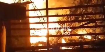 Incendio destruyó una vivienda en Eldorado y dejó a un adulto mayor con lo puesto.
