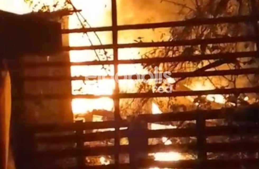 Incendio destruyó una vivienda en Eldorado y dejó a un adulto mayor con lo puesto
