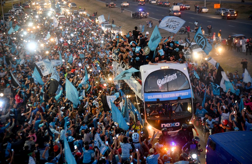 Belgrano fue recibido por una multitud: la “Vuelta Olímpica Gigante” se extendió hasta la noche