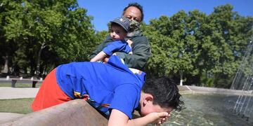 Para este fin de semana se esperan días de mucho calor en Mendoza, con máximas de hasta 38°. Y también hay una alerta de tormentas para eol sábado por la noche. Foto: José Gutierrez / Los Andes.