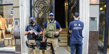 Procedimiento policial en financiera del cetro rosarino (@MauroYasprizza)