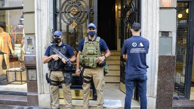 Procedimiento policial en financiera del cetro rosarino (@MauroYasprizza)