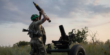 ARCHIVO - Un militar ucraniano de la tercera Brigada de Asalto dispara un mortero de 122 mm hacia posiciones en el frente cerca de Bájmut, en la región de Donetsk, el domingo 2 de julio de 2023. Empleados de una firma ucraniana de armas conspiraron con funcionarios del Ministerio de Defensa para desviar casi 40 millones de dólares destinados a comprar 100.000 proyectiles de mortero de la guerra con Rusia, según indicó el sábado 27 de enero de 2024 el servicio de seguridad ucraniano. (AP Foto/Alex Babenko, Archivo)