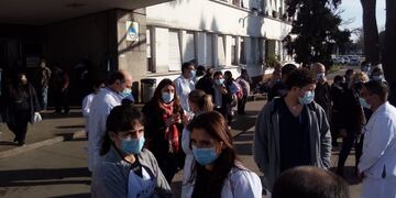 Médicos y personal del Hospital Eva Perón de Granadero Baigorria hicieron un abrazo solidario el viernes para apoyar al director Jorge Kilstein.