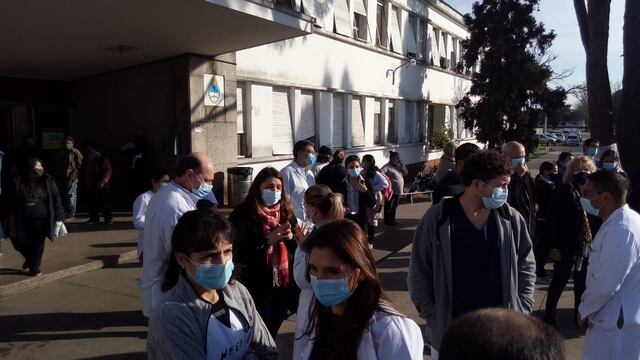 Médicos y personal del Hospital Eva Perón de Granadero Baigorria hicieron un abrazo solidario el viernes para apoyar al director Jorge Kilstein.