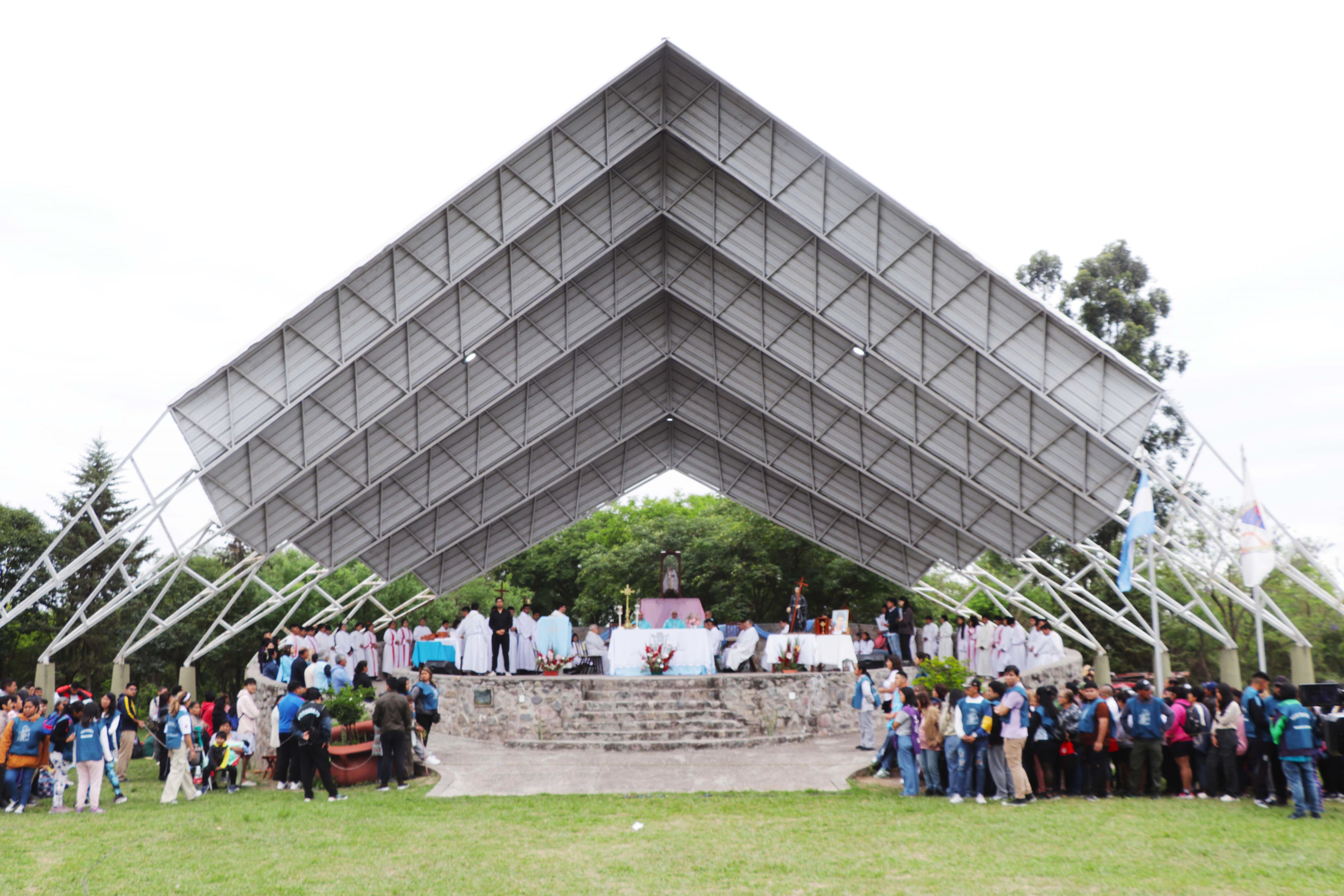 En el predio de la localidad de Río Blanco, a corta distancia del pequeño templo construido en 1833 se yergue un imponente altar de diseño vanguardista donde se oficia las misas para las multitudinarias peregrinaciones que llegan cada mes de octubre.