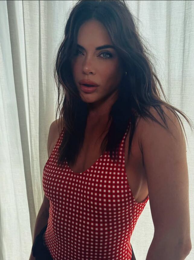 Emilia Attias se sumó a la tendencia del cuadrillé y marcó tendencia con un body rojo y blanco