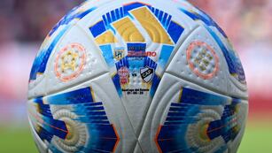 La pelota de la final entre Platense y Huracán, que definen el título del Apertura. (Prensa Liga Profesional)