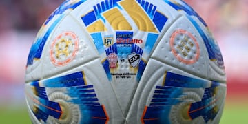 La pelota de la final entre Platense y Huracán, que definen el título del Apertura. (Prensa Liga Profesional)