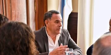 Avanza la mesa salarial con estatales: Gobierno y gremios sostienen el diálogo.