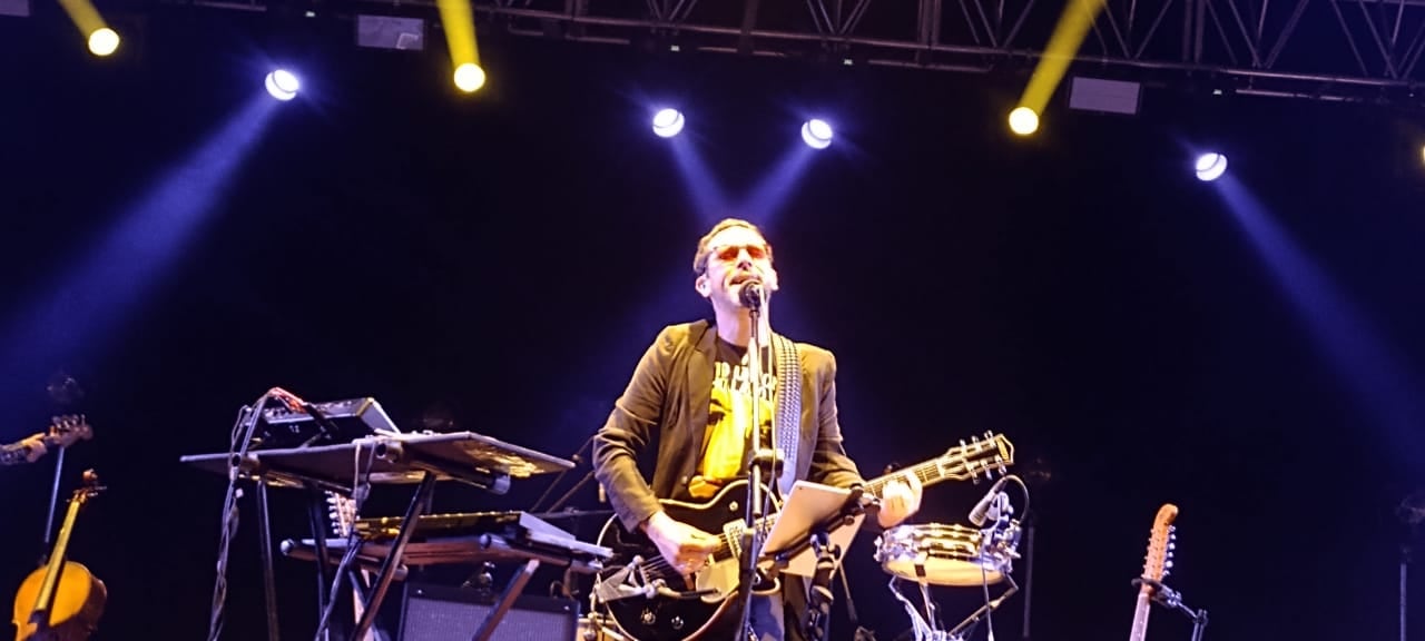 Lisandro Aristimuño nació en Viedma. Es músico, productor y cantautor. 