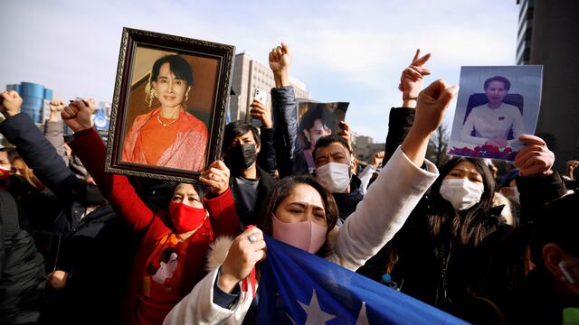 Birmanos residentes en Japón sostienen imágenes de Aung San Suu Kyi mientras protestan en contra del golpe de Estado.