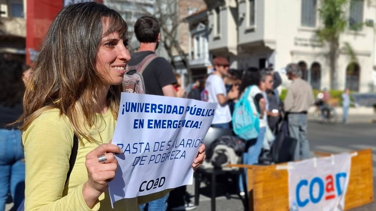 Docentes e investigadores de la Universidad Nacional de Rosario (UNR) asistieron a una manifestación organizada por Coad para pedir la sanción de la ley presupuestaria del nivel superior.