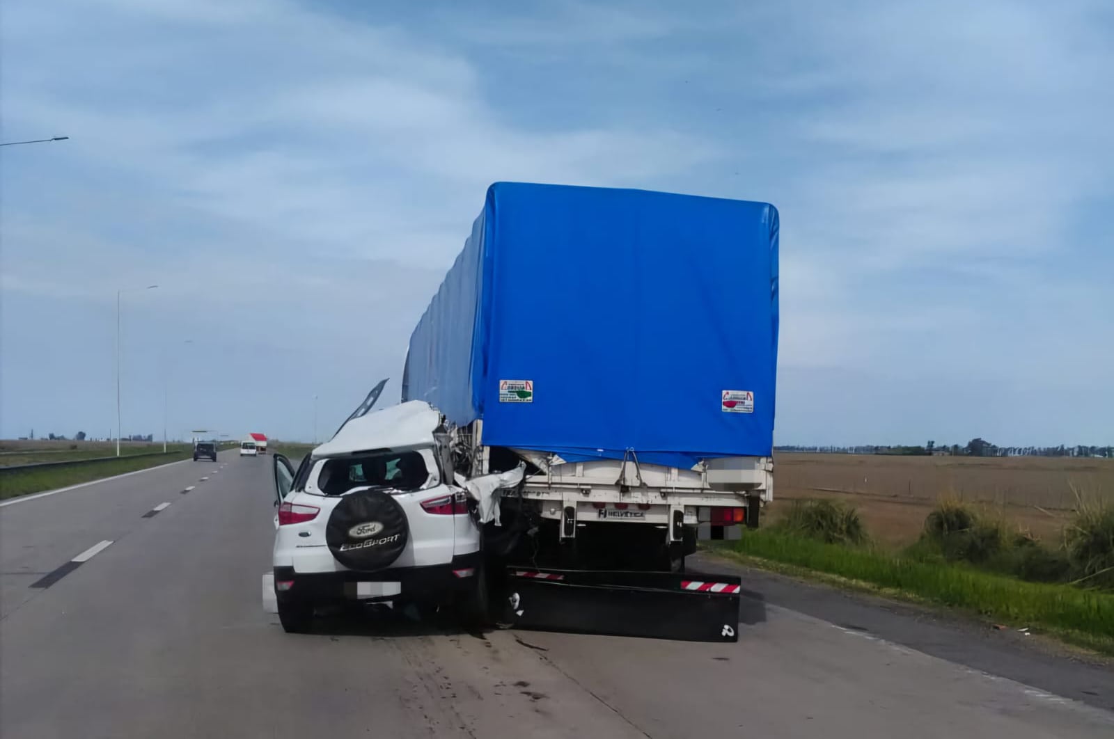 Una mujer murió luego de que una EcoSport chocara de atrás contra un camión en la autopista Córdoba-Rosario, a la altura de Leones. (Policía)
