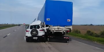 Una mujer murió luego de que una EcoSport chocara de atrás contra un camión en la autopista Córdoba-Rosario, a la altura de Leones. (Policía)