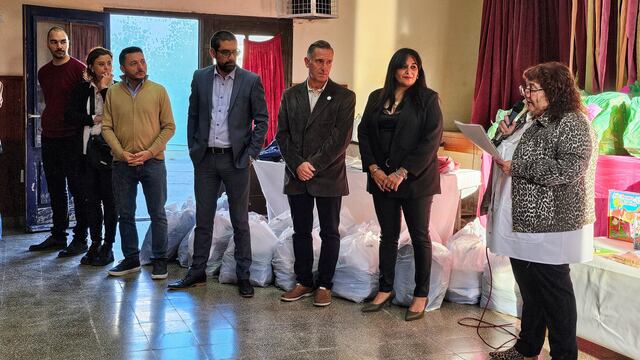Entregaron kits educativos y mobiliario para escuelas del distrito.