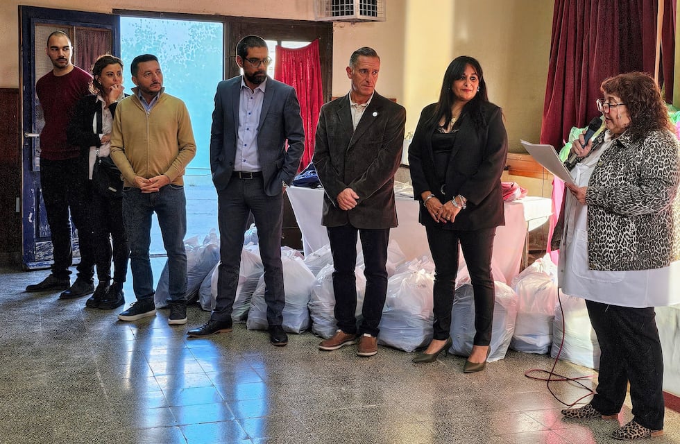 Entregan mobiliario y material didáctico a instituciones educativas del distrito