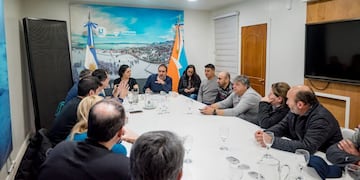Garay se reunió con representantes del sector de taxis y remises para dialogar sobre la posible llegada a la ciudad de plataformas digitales que ofrecen servicios de transporte de pasajeros.