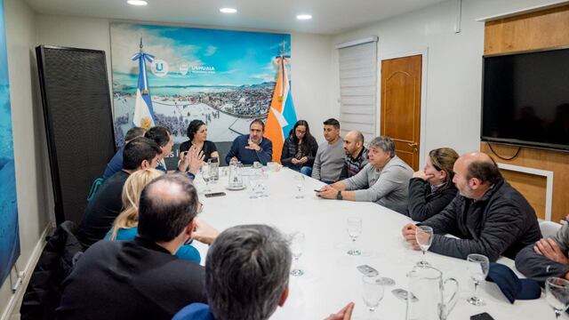 Garay se reunió con representantes del sector de taxis y remises para dialogar sobre la posible llegada a la ciudad de plataformas digitales que ofrecen servicios de transporte de pasajeros.