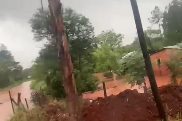 Fuertes lluvias provocaron anegamientos y daños en varios barrios de Eldorado.