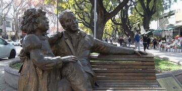 José de San Martín y su hija Merceditas, homenajeados en una escultura en la Alameda de Mendoza.