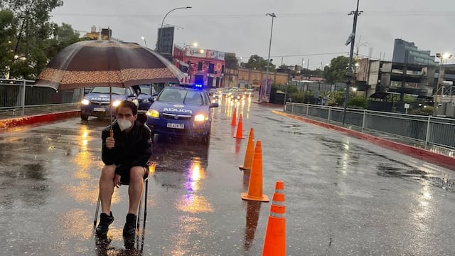 Aun bajo la lluvia, el vecino protesta en Puente Alvear.