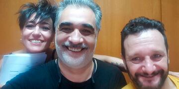 Baretto, al centro, junto a dos actores (Maracó Digital)