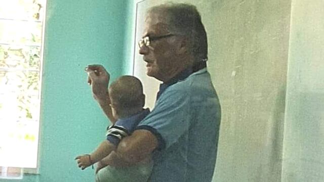 Luis, el profesor correntino destacado por cuidar al bebé de su alumna en plena clase.