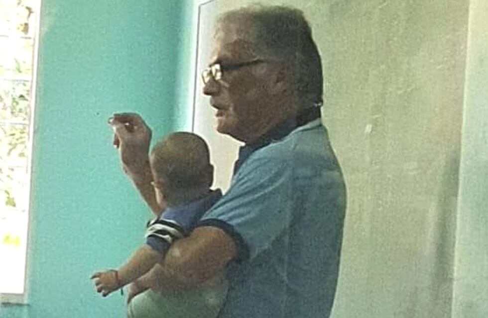 Emotivo gesto de un profesor correntino: cuidó al bebé de su alumna mientras le daba la clase