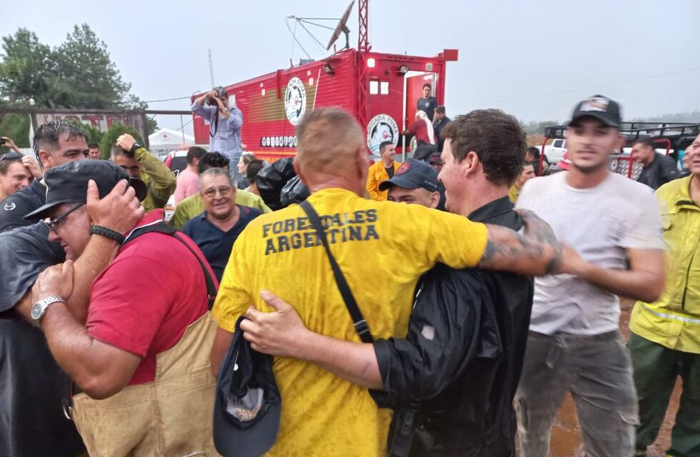 Diluvio en Corrientes ayuda contra los focos de incendio: la emoción de los bomberos