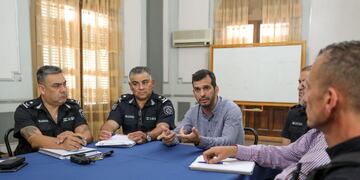 Martinez Saliba junto a los jefes de la Unidad Regional V de Policía