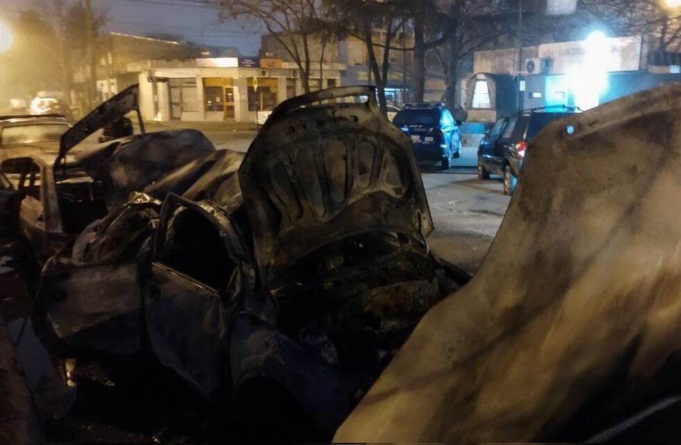 Reportan el incendio de tres autos frente a la Subcomisaría 22° de Rosario