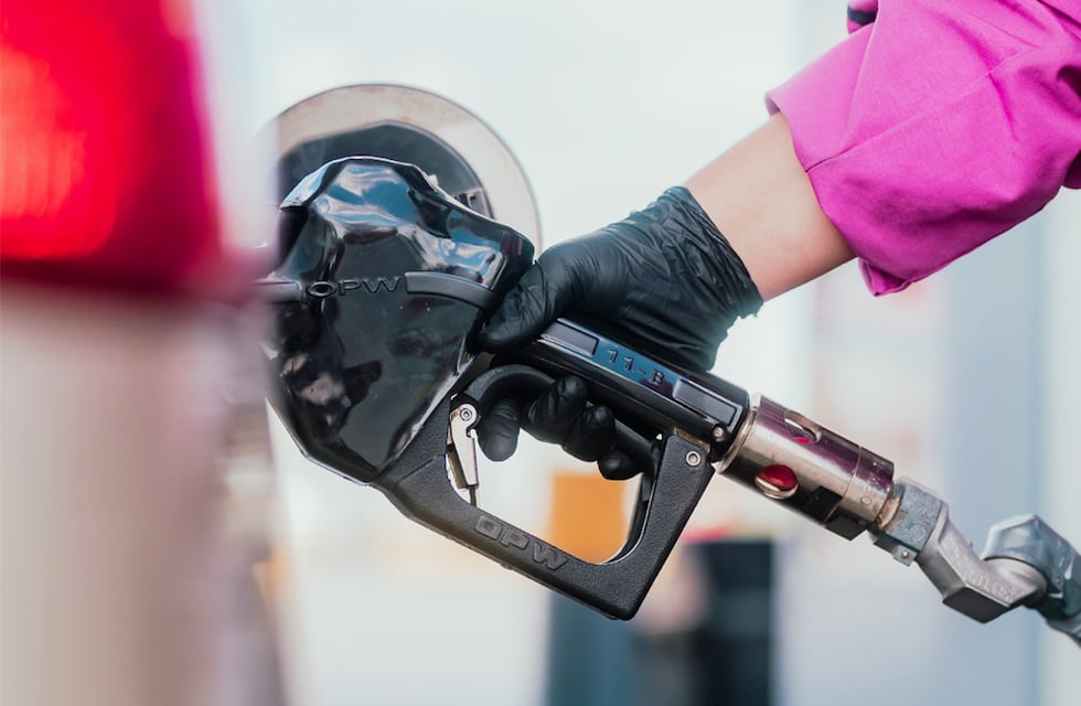 Ante la falta de combustible, las principales refinadoras aseguran que “la situación se está normalizando”