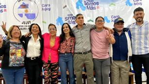 En disidencia con el Partido Justicialista local, la senadora Carolina Moisés (tercera desde la izquierda) creó el frente Somos Más para competir con candidatos propios en las próximas elecciones provinciales y municipales.