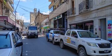 Técnicos y operarios de EJESA trabajan desde la tarde del martes en una estación subterránea situada en el acceso a a galería Impulso, en el centro de San Salvador de Jujuy.