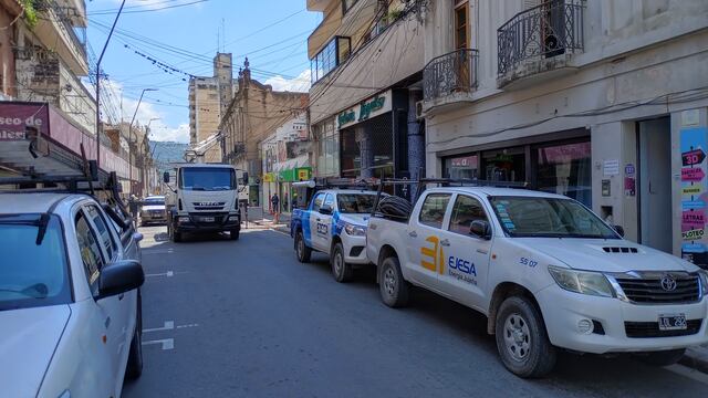Técnicos y operarios de EJESA trabajan desde la tarde del martes en una estación subterránea situada en el acceso a a galería Impulso, en el centro de San Salvador de Jujuy.