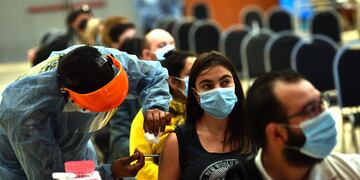 vacunan a jóvenes
centro de vacunación contra covid-19 en el CCC Centro de Convenciones Córdoba. 
(Pedro Castillo/La Voz)