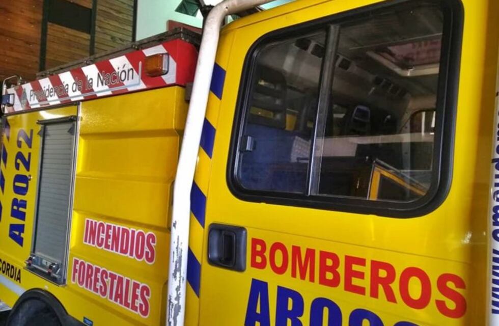 Insólito: Bomberos volvían de apagar un incendio y recibieron un piedrazo