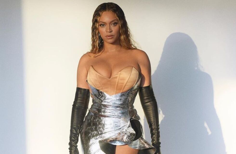 Beyoncé se llenó de corazones en Instagram con un vestido transparente y sin ropa interior