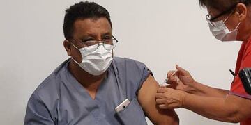 Eldorado: Roberto Velázquez jefe de Terapia fue el primero en colocarse la vacuna contra el Coronavirus