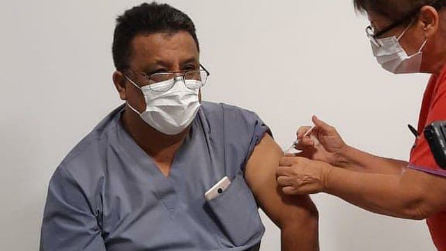Eldorado: Roberto Velázquez  jefe de Terapia fue el primero en colocarse la vacuna contra el Coronavirus