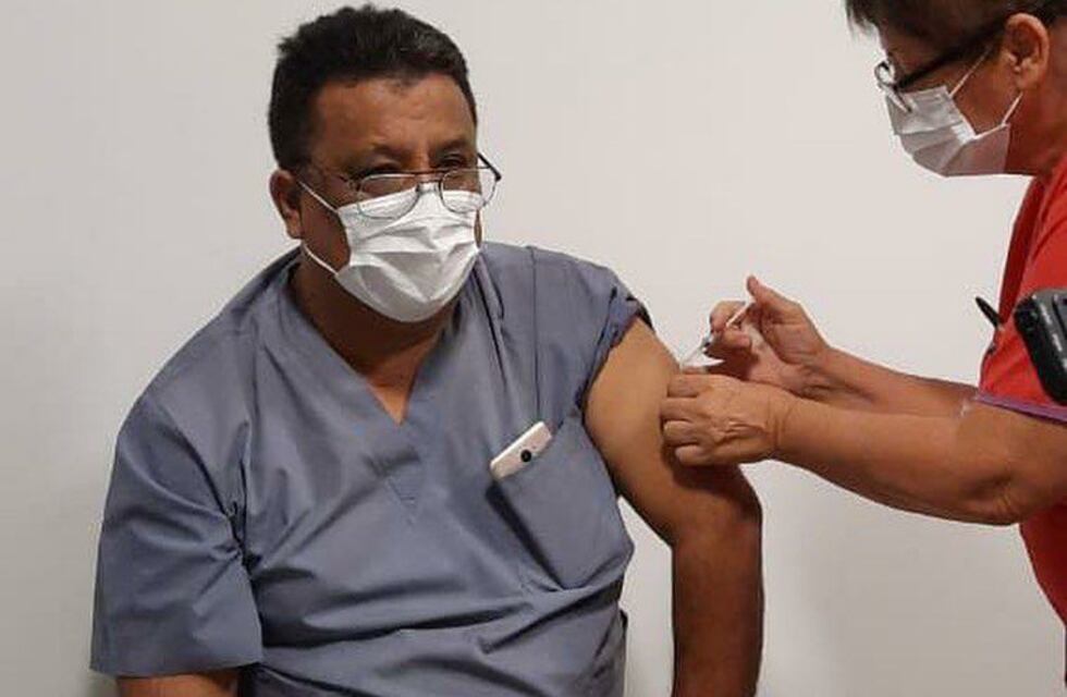 Eldorado: Roberto Velázquez jefe de Terapia del Samic fue el primero en colocarse la vacuna contra el Coronavirus