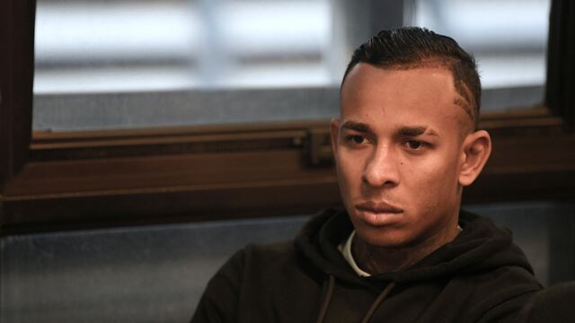 El futbolista colombiano Sebastián Villa, del club argentino Boca Juniors, durante una audiencia en el juicio en su contra por los presuntos delitos de violencia de género en perjuicio de la denunciante Daniela Cortés, en Buenos Aires, el miércoles 17 de mayo de 2023. (AP Foto/Gustavo Garello)