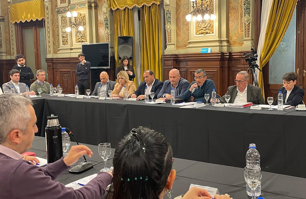 Lucía Gómez e intendentes de la UCR se reunieron con el Gobernador Axel Kicillof