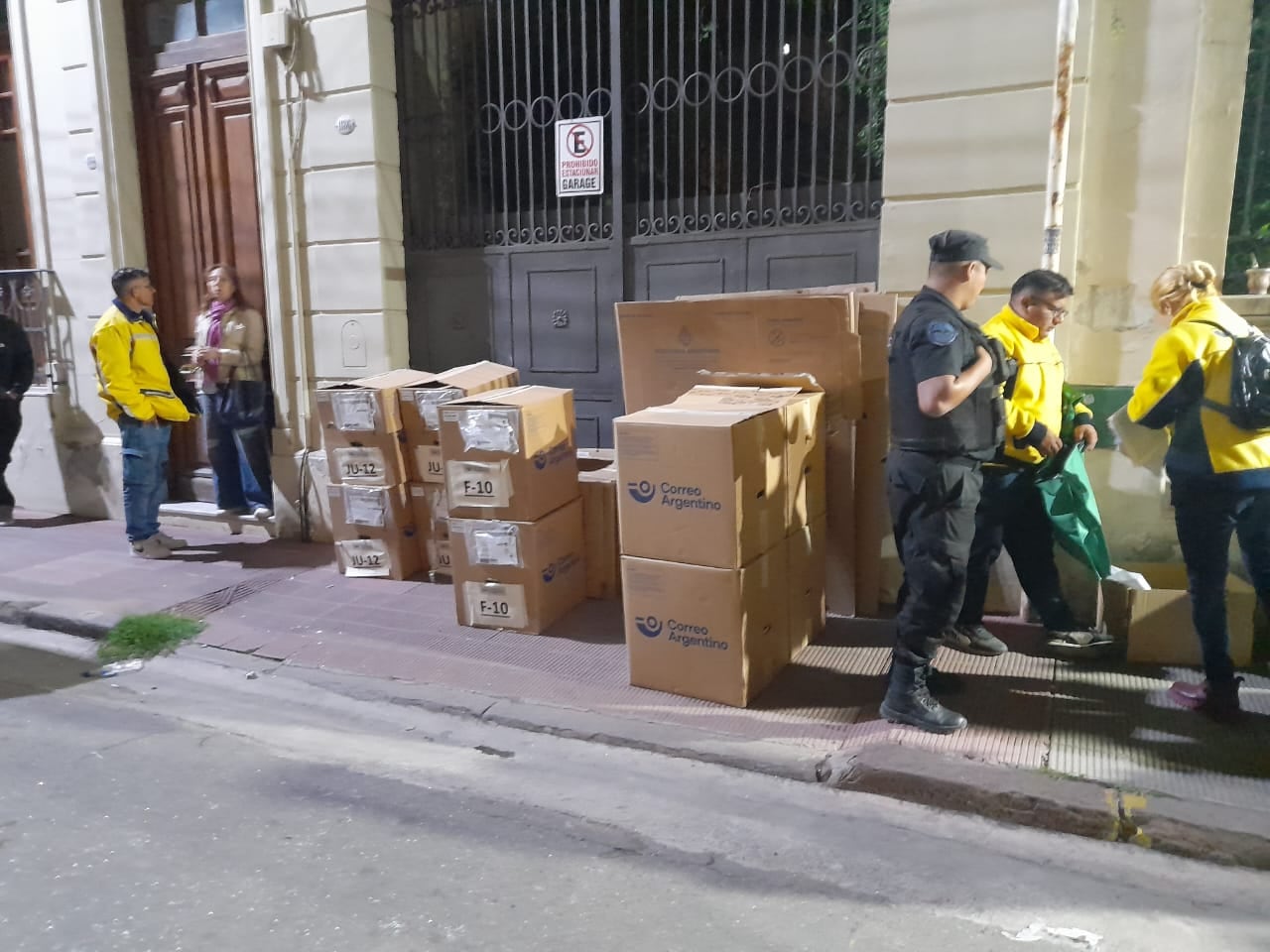 En camiones y colectivos llegaron las urnas al Juzgado Electoral Federal, donde quedarán resguardadas para el escrutinio definitivo, en Jujuy.