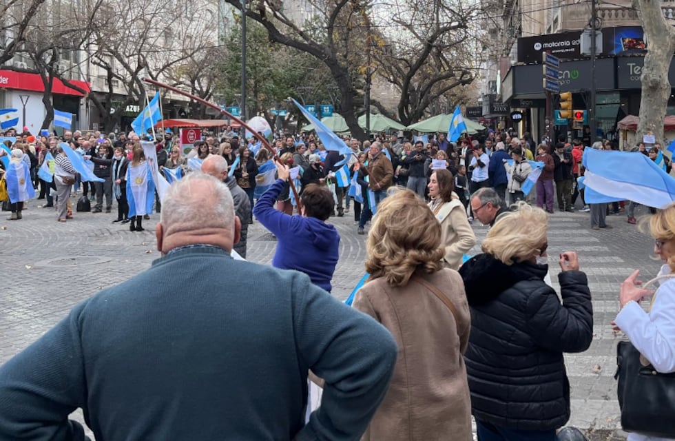 Mendoza se hizo sentir con un banderazo en “Defensa de la República”