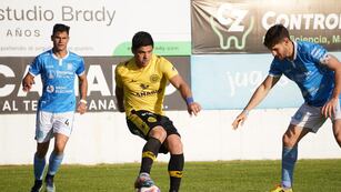 Estudiantes de Río Cuarto tropezó ante un Flandria que pelea por no descender.