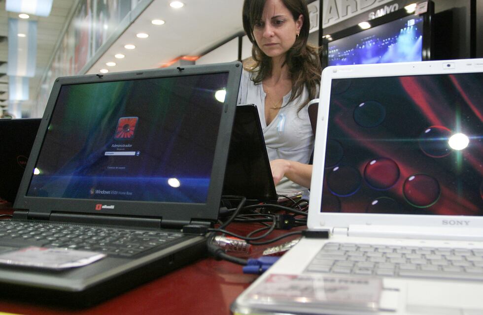 En pleno auge de ventas, analizan aplicar un impuesto a las computadoras